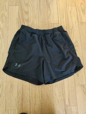 Under Armour women's black run short medium